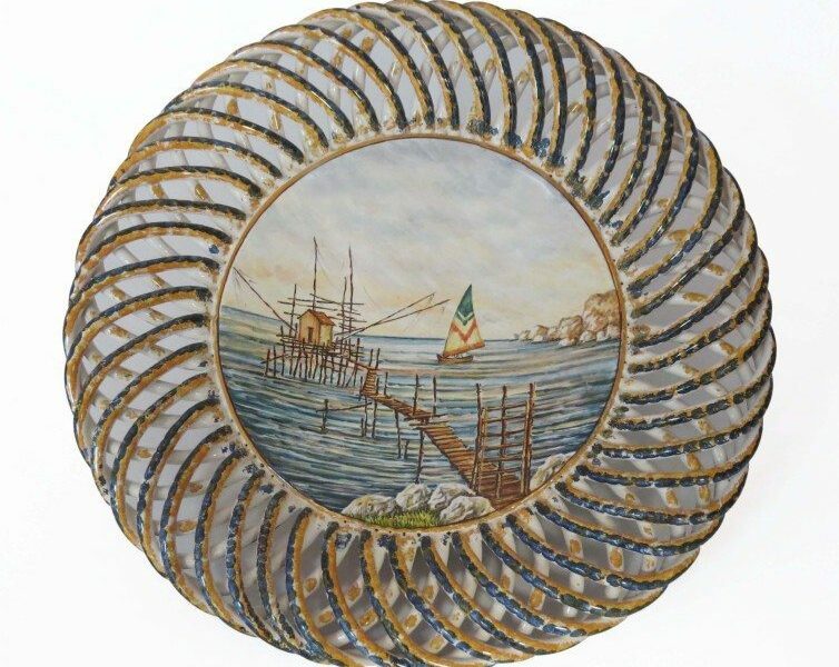 04MIT_Centrotavola in ceramica Trabocco abruzzese_Ceramiche Liberati Centrotavola in ceramica con fasci int recciata Trabocco abruzzese, Ceramiche Liberati