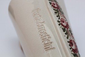Portarrosticini o spiedini in ceramica artigianale, decoro fascia rose di Ceramiche Liberati