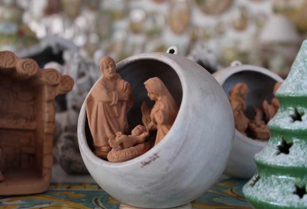 2-presepe-in-terracotta-incorporato-nella-sfera-di-natale-ceramiche-liberati 2 Presepe in terracotta incorporato nella sfera di Natale ceramiche Liberati