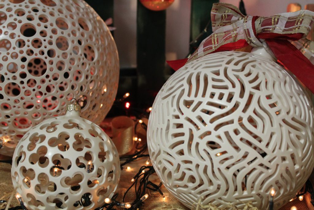 5-decorazioni-natalizie-bianche-in-ceramica-sfere-traforate-ceramiche-liberati 5 Decorazioni natalizie bianche in ceramica sfere traforate Ceramiche Liberati