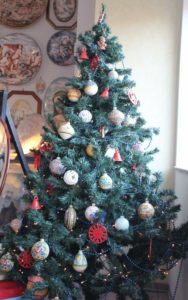 Albero di Natale con palline in ceramica di Ceramiche Liberati