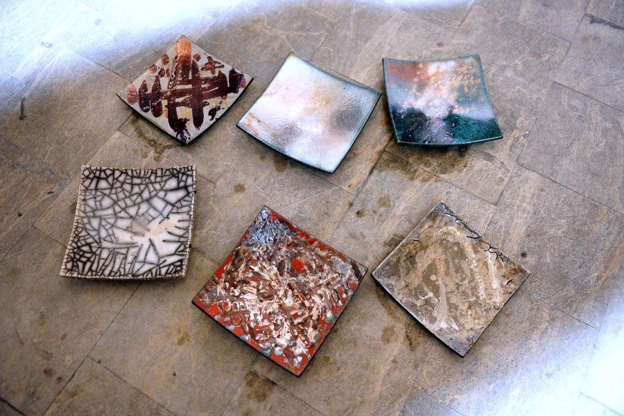 ceramica-raku-centrotavola-in-ceramica-raku-naked-e-a-colori_ceramiche-liberati Ceramica raku centrotavola quadrati, Ceramiche Liberati