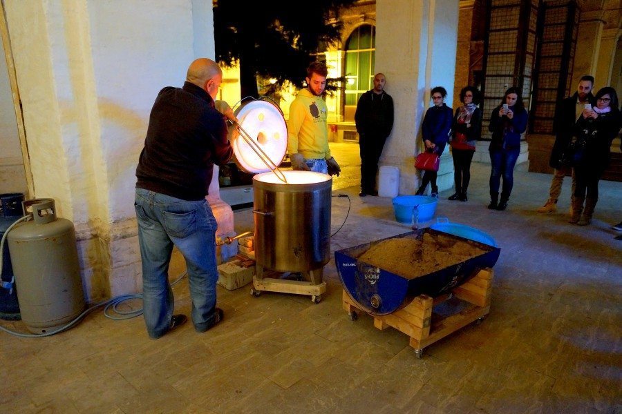 ceramica-raku-pronti-a-sfornare-raku-giuseppe-liberati_ceramiche-liberati Ceramica raku estrazione delle ceramiche dal forno raku, Ceramiche Liberati