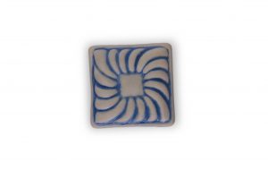 17GBBQ24_Pomello in ceramica pattinata azzurrata quadrato modello Iris top_Ceramiche Liberati 17GBBQ24 Pomello in ceramica pattinata azzurrata quadrato modello Iris top Ceramiche Liberati