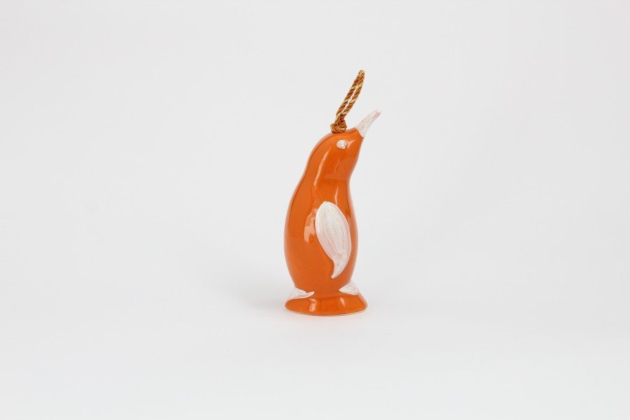 01CAM-AR_Campanella in ceramica artigianale Pinguino arancio bianco lato_Ceramiche Liberati 01CAM-AR_Campanella in ceramica artigianale Pinguino arancio bianco lato_Ceramiche Liberati