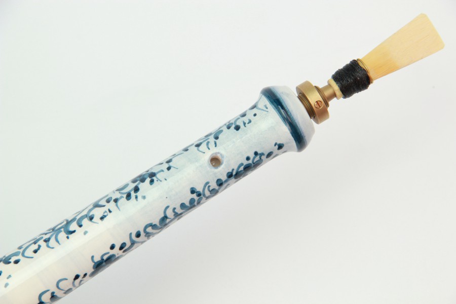 01SMC Ciaramella in ceramica artiginale decoro arabesco blu dettaglio fori Ceramiche Liberati