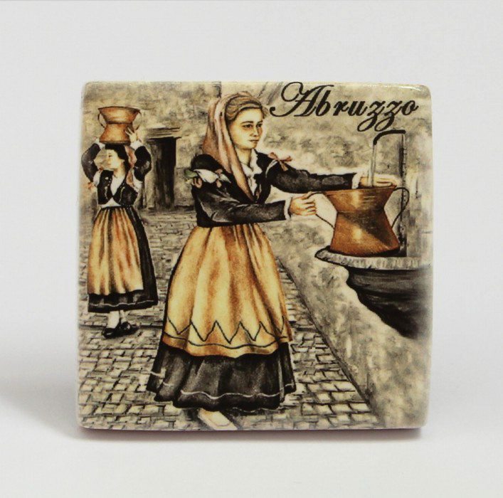 04SUV_Calamita-da-frigo-donne-abruzzesi-con-conca-in-rame_Ceramiche-Liberati.jpg 04SUV Calamita da frigo donne abruzzesi con conca in rame Ceramiche Liberati