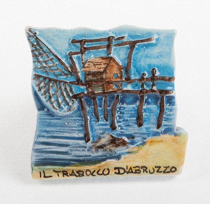 09SUV_Calamita-a-rilievo-dipinta-a-mano-Trabocco-abruzzese_Ceramiche-Liberati.jpg 09SUV Calamita a rilievo dipinta a mano Trabocco abruzzese Ceramiche Liberati