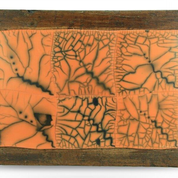 Pannello in ceramica raku nudo arancio e legno