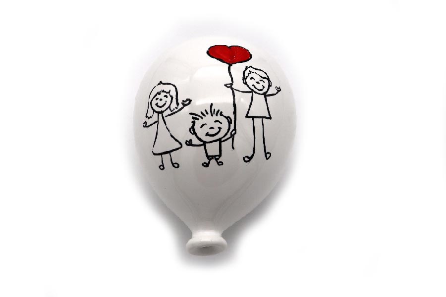 palloncino-ceramica-familia-con-cuoricino-rosso-1.jpg palloncino ceramica familia con cuoricino rosso 1